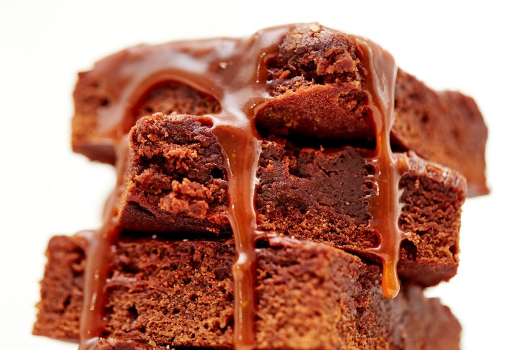 Brownie delicado com caramelo salgado: o segredo da textura perfeita