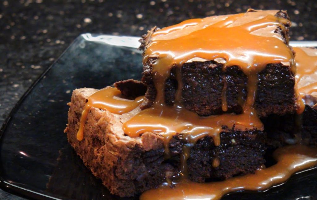 Brownie delicado com caramelo salgado: o segredo da textura perfeita