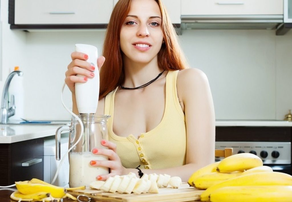 Comer uma banana por dia realmente ajuda a manter a saúde e «afastar o médico»?