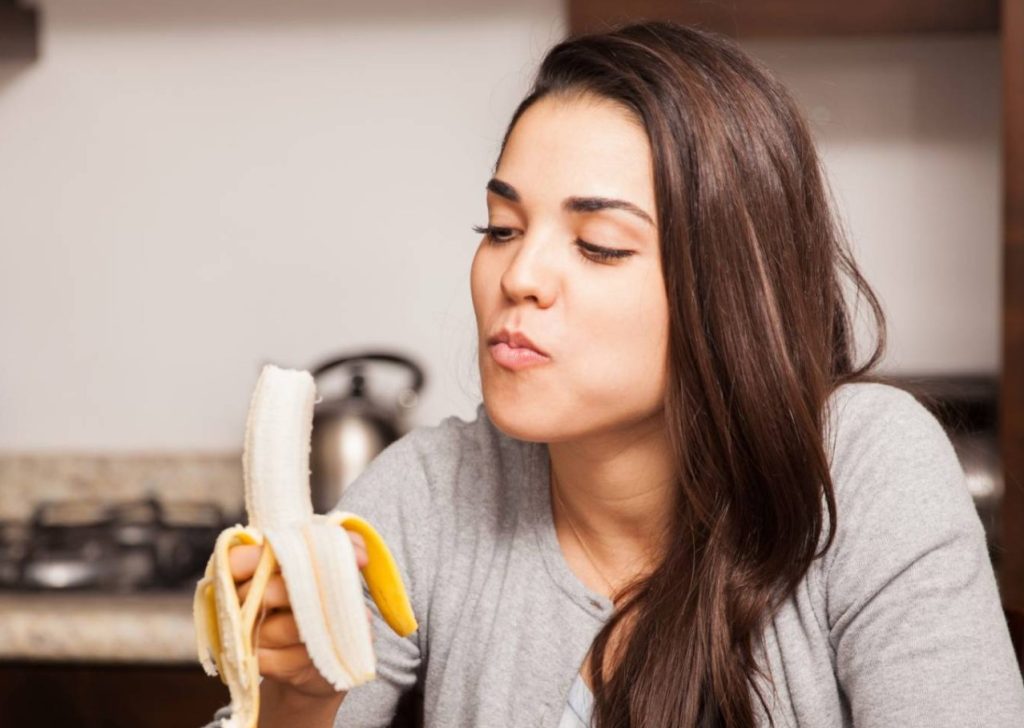 Comer uma banana por dia realmente ajuda a manter a saúde e «afastar o médico»?