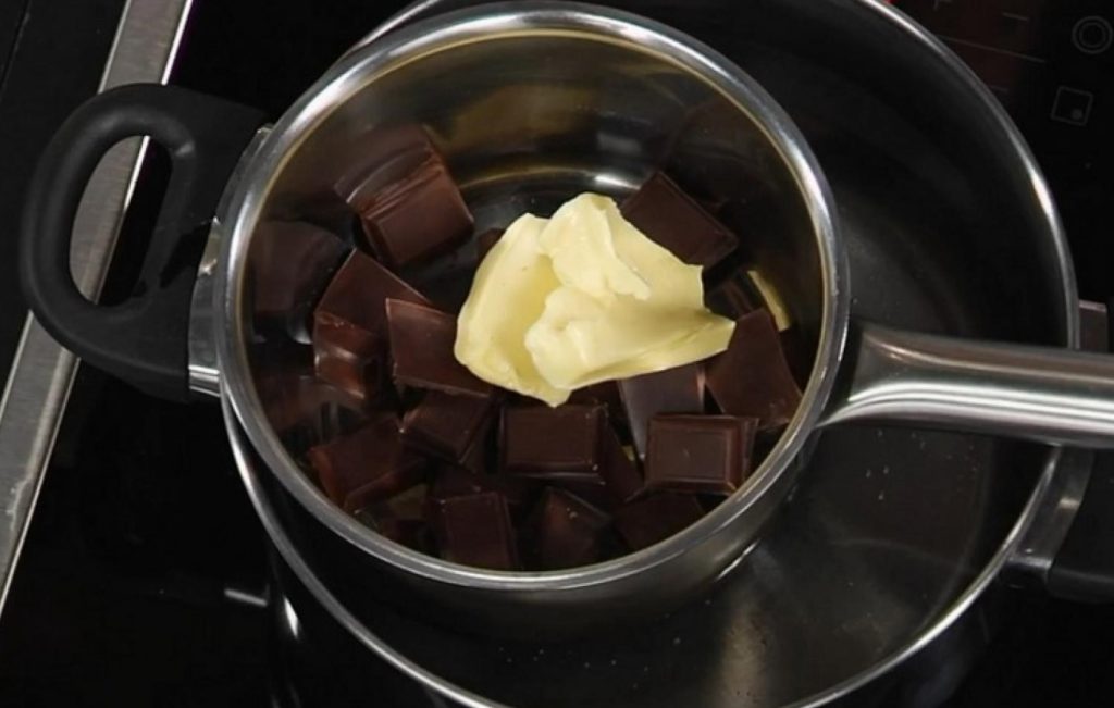 Como derreter chocolate: não se esqueça de adicionar manteiga