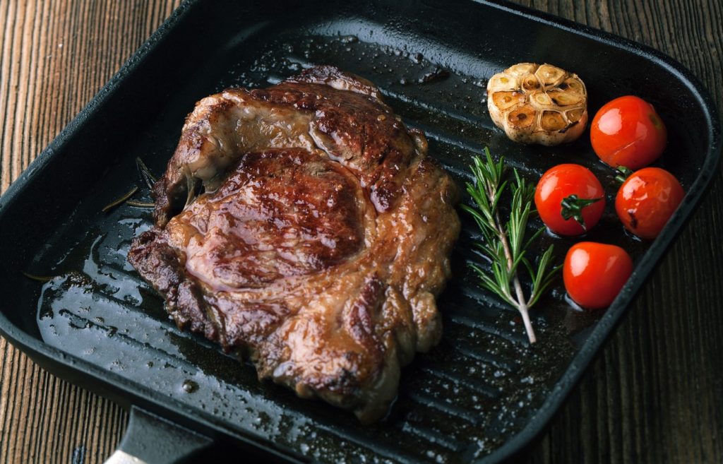 Como fritar carne para que fique com uma crosta dourada: aula prática para gourmets