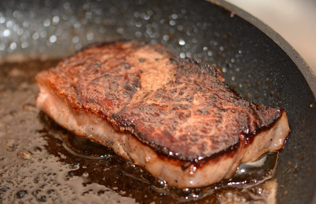 Como fritar carne para que fique com uma crosta dourada: aula prática para gourmets
