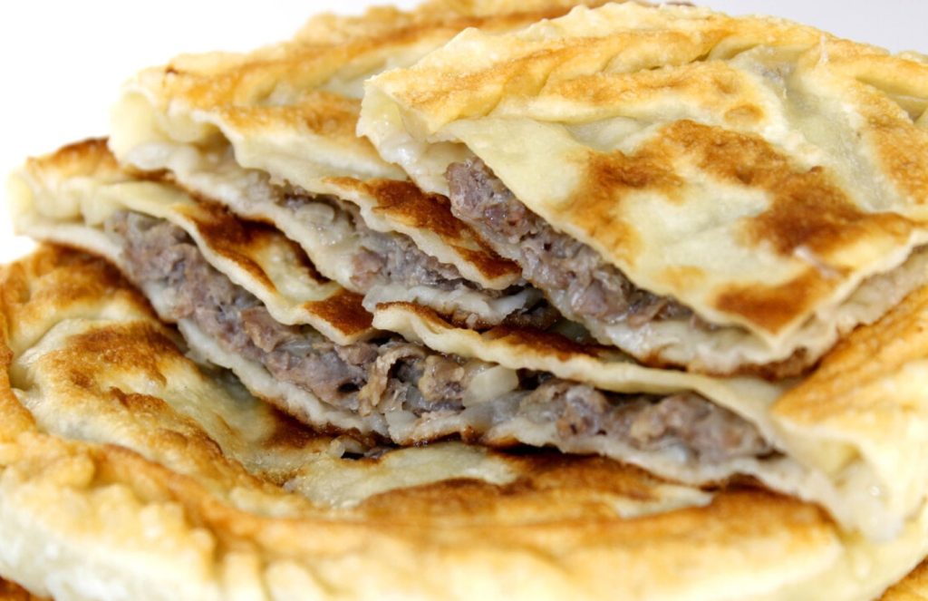 Crocante por fora, suculento por dentro: Gosh Naan – tarte de carne frita uigur
