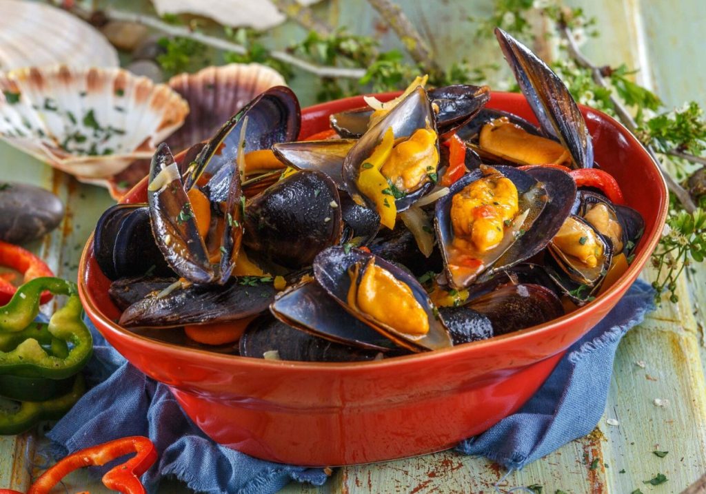 Mexilhões à Portuguesa: polvilhe com salsa e sirva imediatamente!