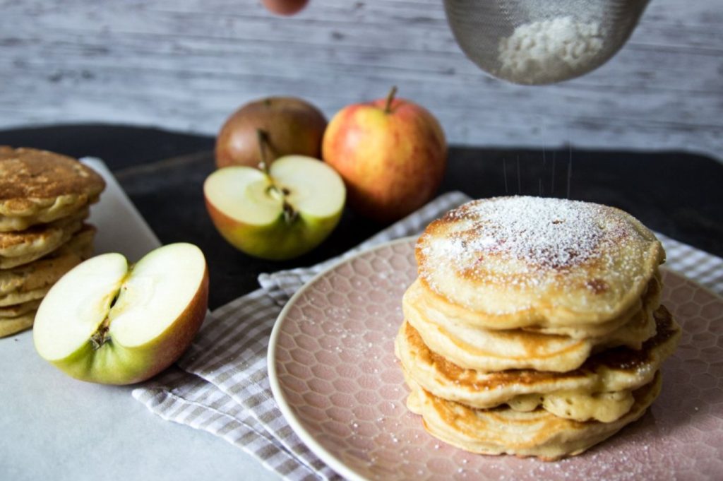 Um prato delicioso para quem está a perder peso. Panquecas de aveia com maçã – receita simples e rápida de preparar