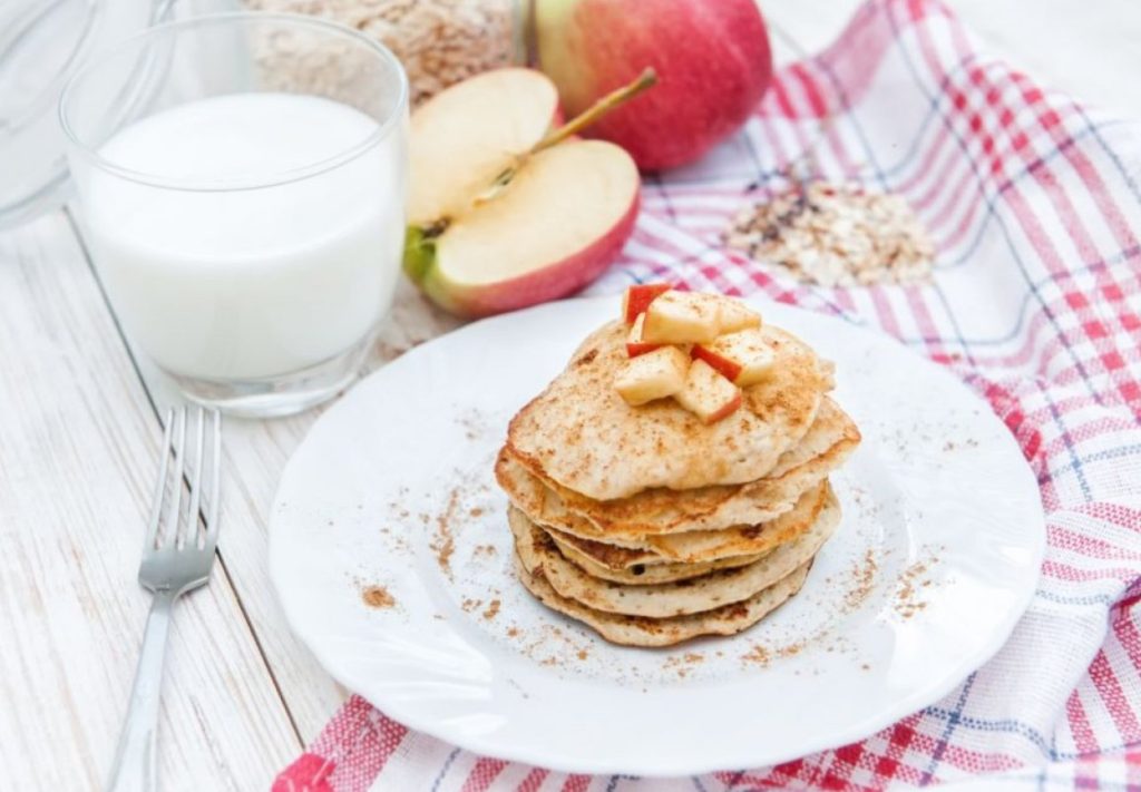 Um prato delicioso para quem está a perder peso. Panquecas de aveia com maçã – receita simples e rápida de preparar