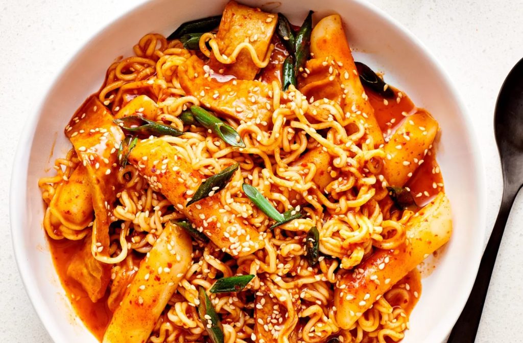 Rabokki – bolinhos de arroz coreanos e ramen