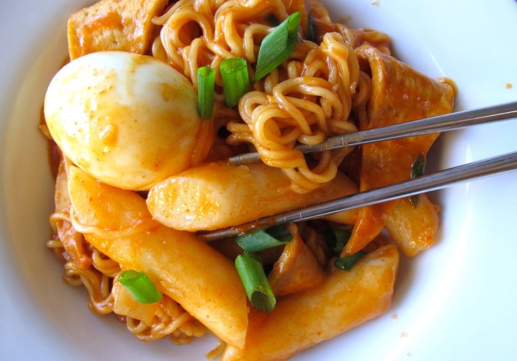 Rabokki – bolinhos de arroz coreanos e ramen