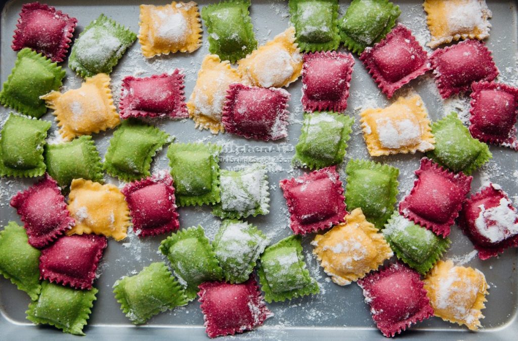 Ravioli que vão explodir o seu Instagram — vamos fazer uma maravilha bicolor na cozinha!