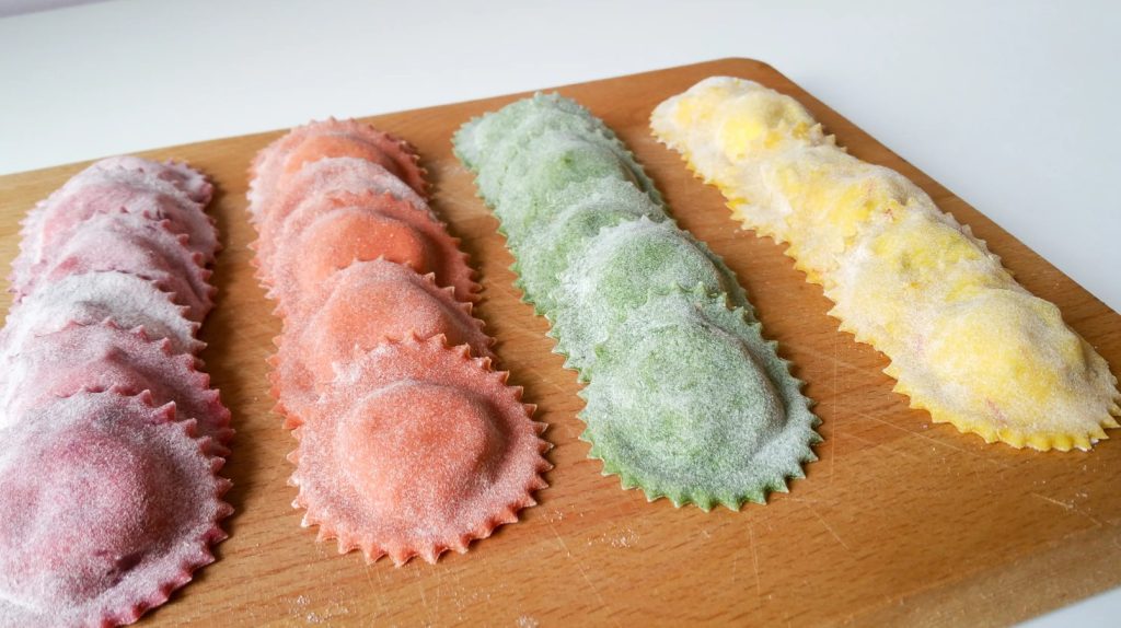 Ravioli que vão explodir o seu Instagram — vamos fazer uma maravilha bicolor na cozinha!