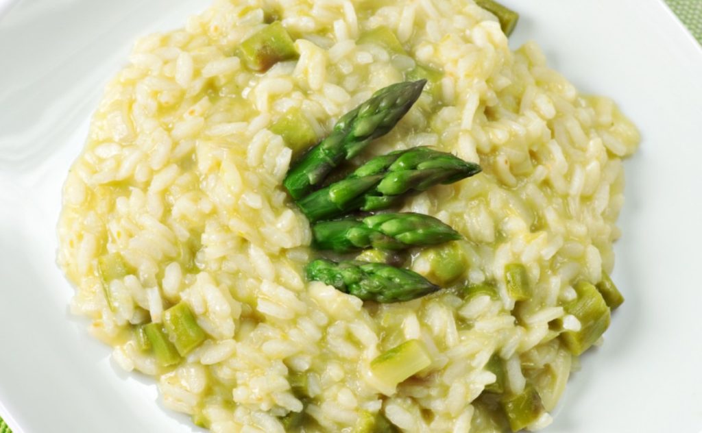 Risoto cremoso com espargos – receita simples para um prato elegante e primaveril!