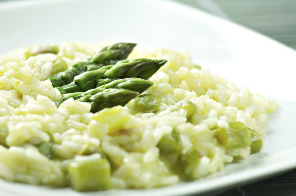 Risoto cremoso com espargos – receita simples para um prato elegante e primaveril!