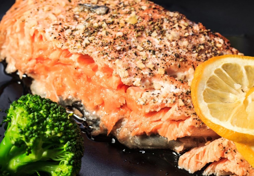 Croccante por fora, tenero por dentro, este salmão conquista à primeira garfada! Salmão crocante de Giallo Zafferano