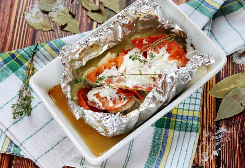 Bacalhau em papelote no forno: receita francesa com ervas provençais