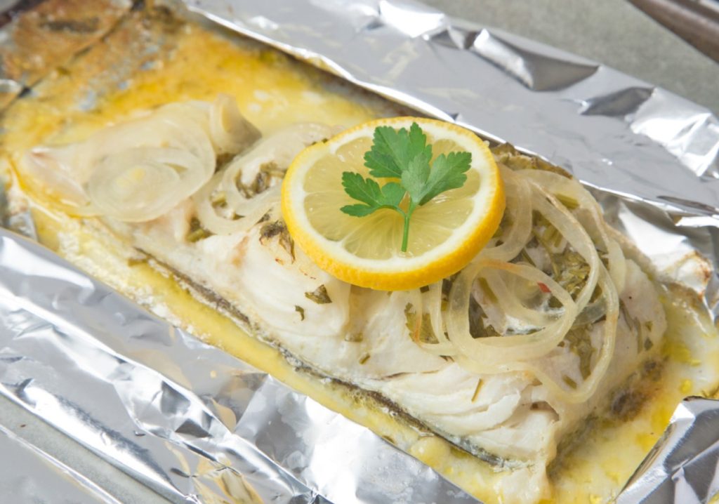 Bacalhau em papelote no forno: receita francesa com ervas provençais