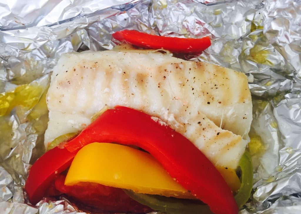 Bacalhau em papelote no forno: receita francesa com ervas provençais