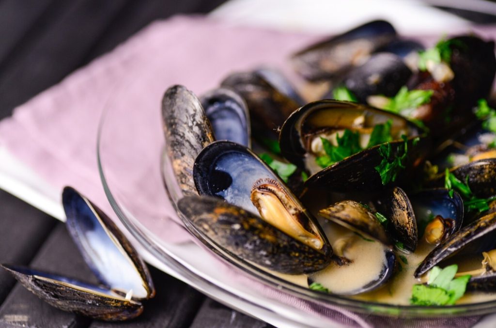 Como preparar butter mussels, os deliciosos mexilhões em molho de manteiga
