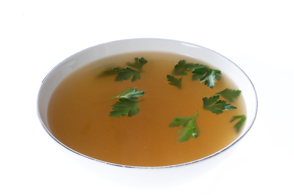 O caldo «milagroso» com mais ferro e colagénio: é um potente antioxidante, anti-inflamatório e combate a anemia