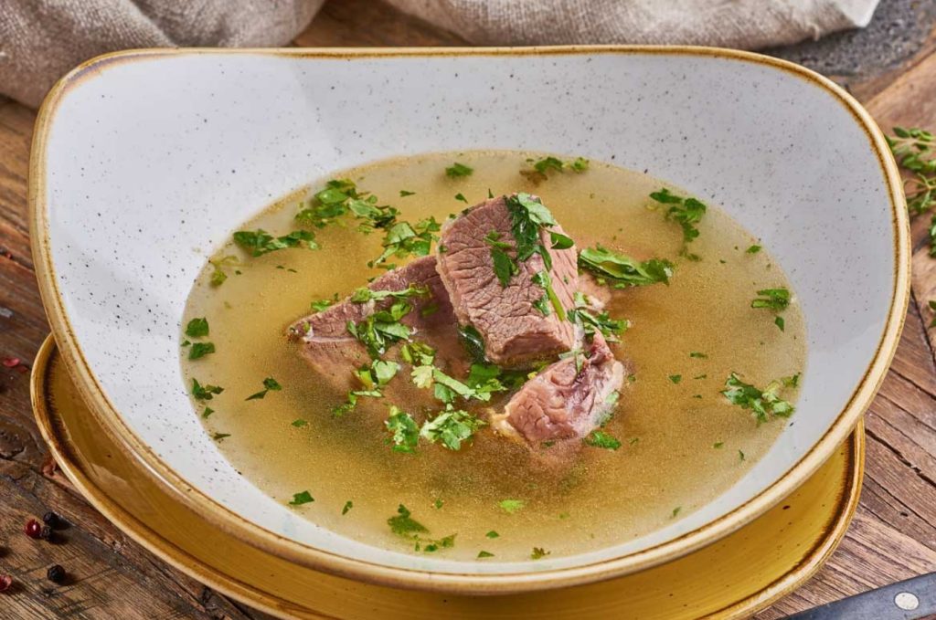 O caldo «milagroso» com mais ferro e colagénio: é um potente antioxidante, anti-inflamatório e combate a anemia