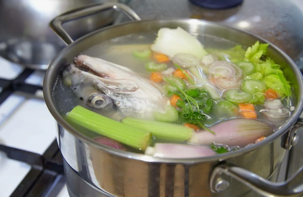 O caldo rico em colagénio que ajuda a retardar o envelhecimento e fortalecer os ossos