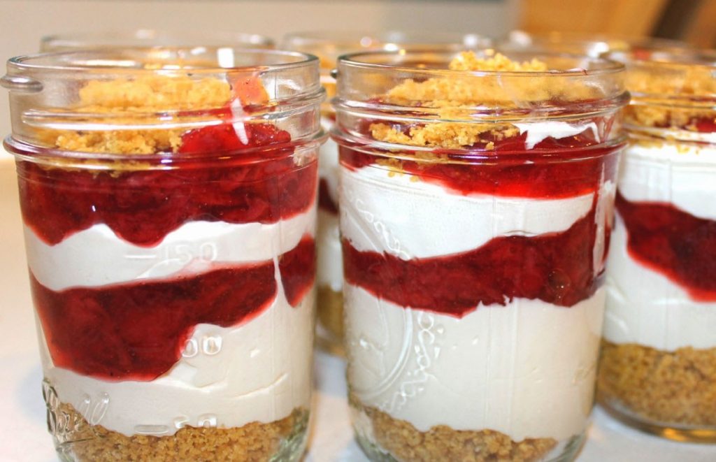 Sobremesa fácil sem cozimento e sem açúcar: cheesecake em copinho com frutas silvestres