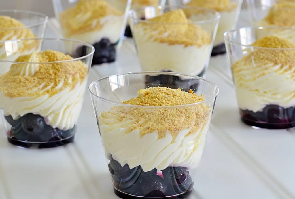 Sobremesa fácil sem cozimento e sem açúcar: cheesecake em copinho com frutas silvestres