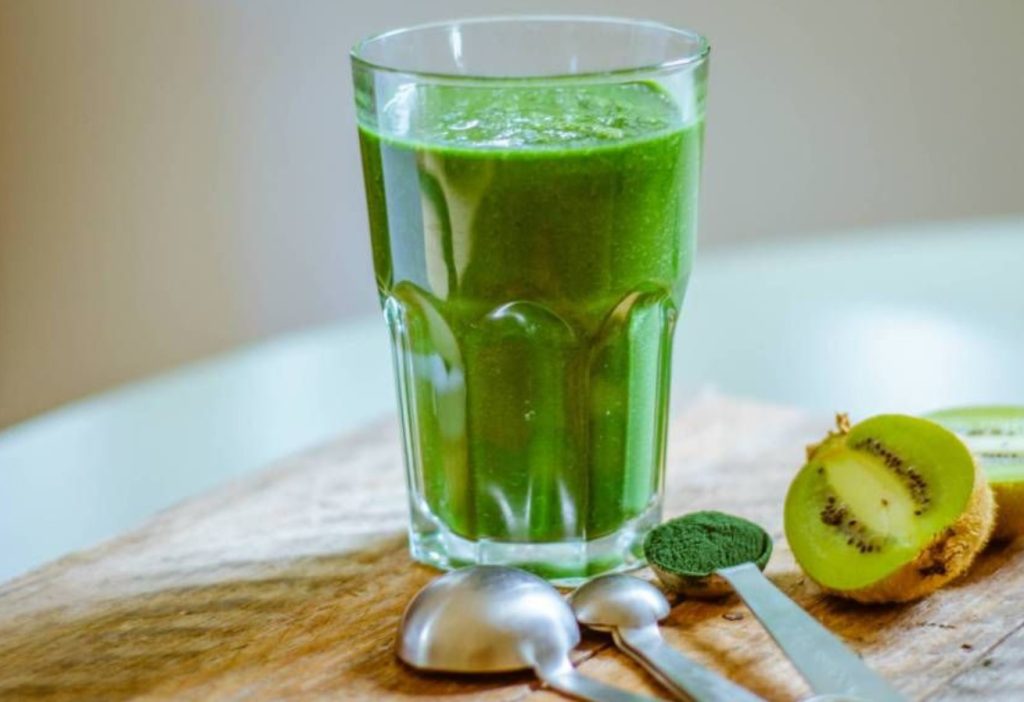 Adicione às batatas e coma sem remorsos. Também influencia o metabolismo, o colesterol e o açúcar