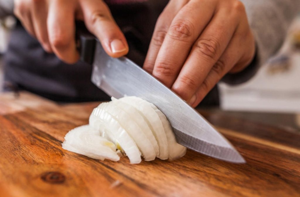 Truque com limão para quem não quer chorar na cozinha: a melhor maneira de cortar cebola sem lágrimas