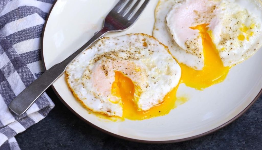 Não sabe cozinhar ovos estrelados? Um método que vai mudar o seu pequeno-almoço para sempre
