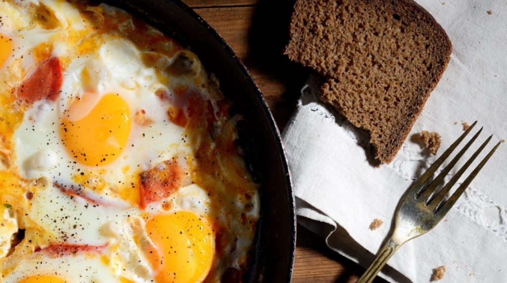 Não sabe cozinhar ovos estrelados? Um método que vai mudar o seu pequeno-almoço para sempre