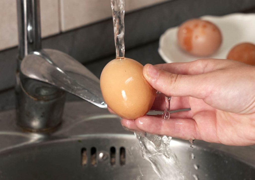 O que fazer antes de cozinhar para que os ovos sejam fáceis de descascar: este método vai poupar os seus nervos