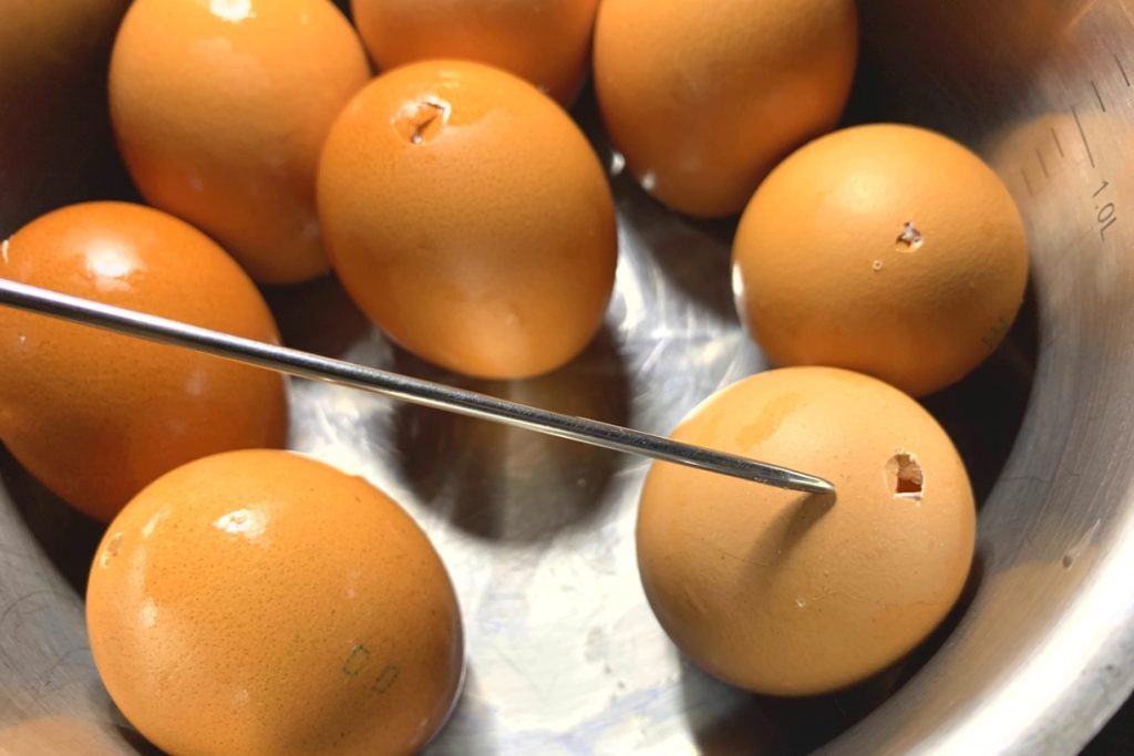 O que fazer antes de cozinhar para que os ovos sejam fáceis de descascar: este método vai poupar os seus nervos