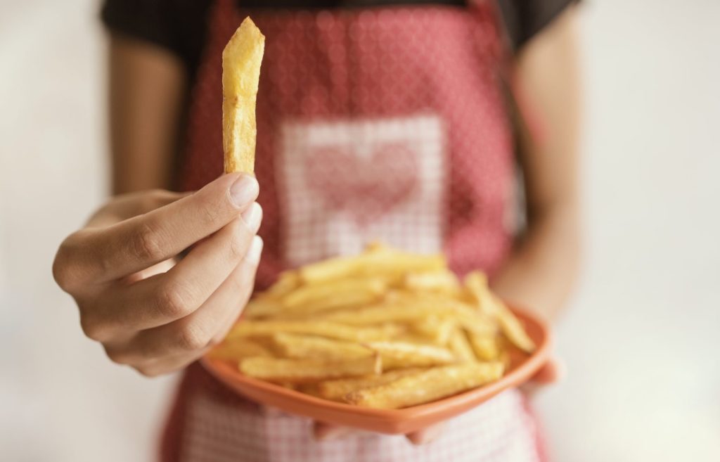 Deite fora a frigideira: esta forma de fritar batatas vai explodir as suas redes sociais