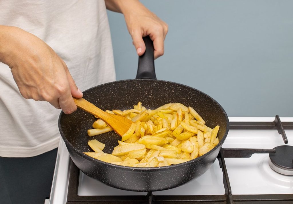 Deite fora a frigideira: esta forma de fritar batatas vai explodir as suas redes sociais