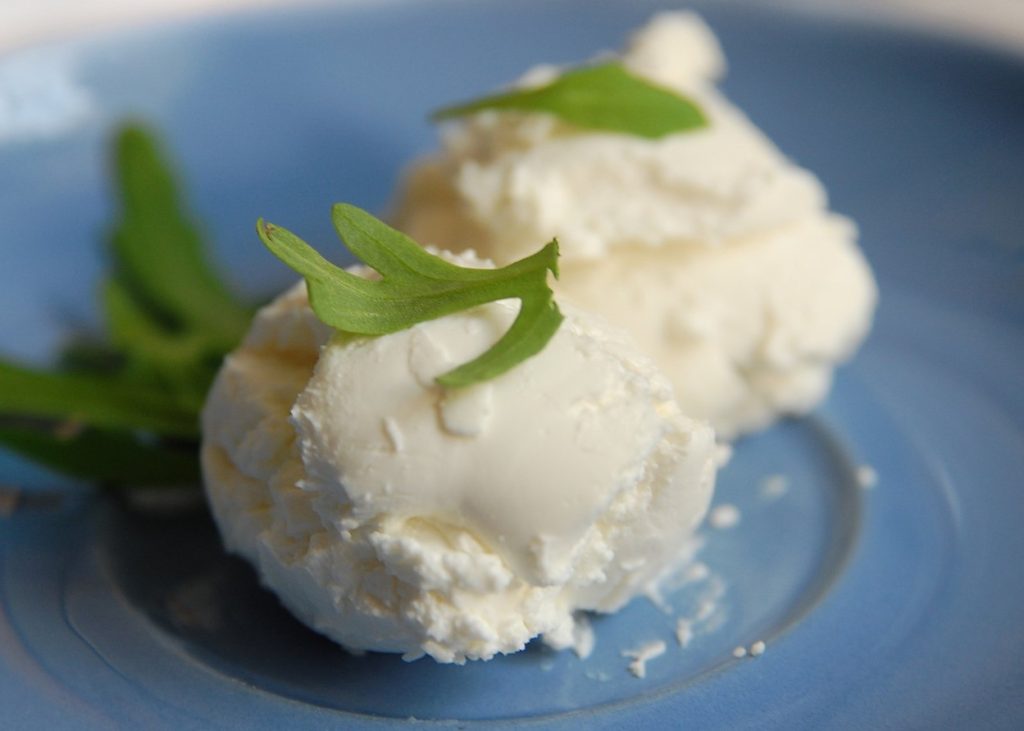 Sirva com um vinho: gelado de mozzarella e mel