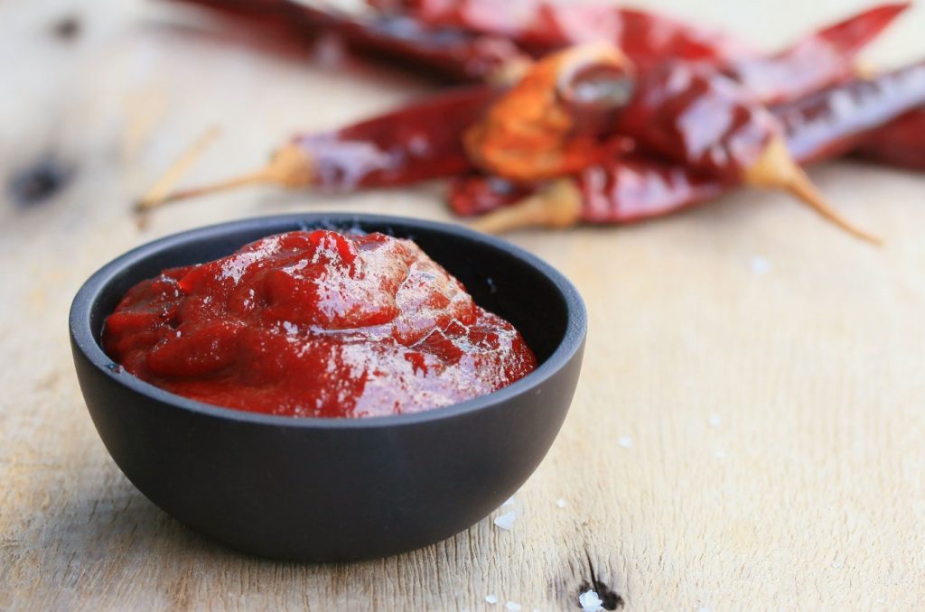 Equilíbrio único entre picante, doce e salgado: espetadas coreanas de gochujang na fritadeira sem óleo