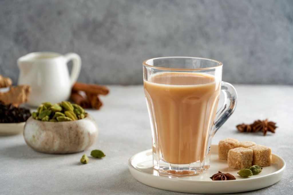 Você vai ficar viciado após o primeiro gole: Karak Tea, o primo do chai do Oriente Médio