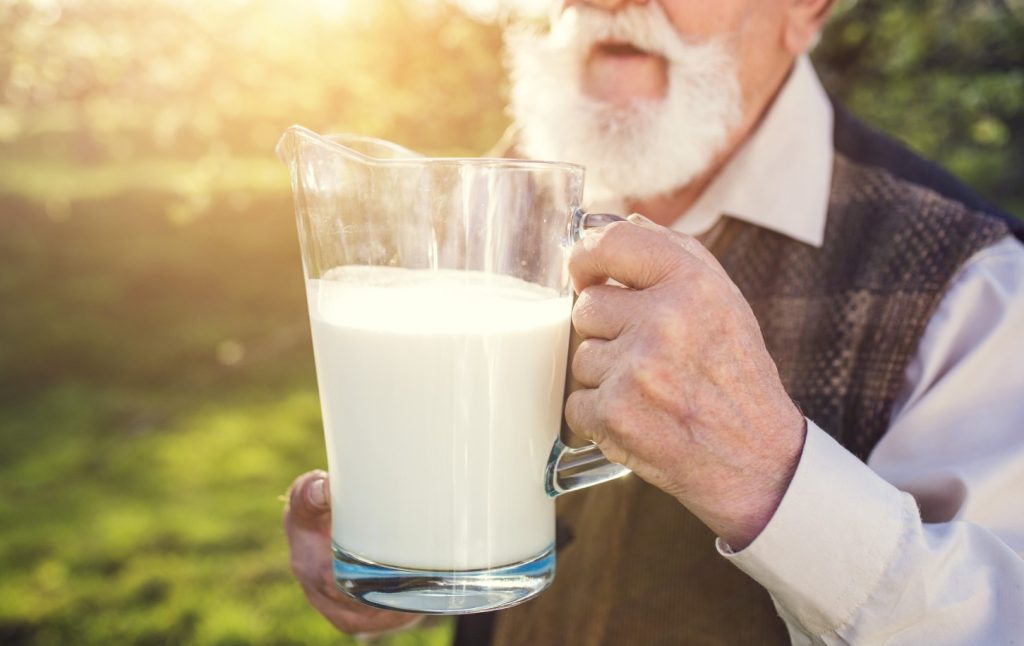 Uma mistura forte para intestinos saudáveis. O ingrediente principal é a bebida favorita das nossas avós