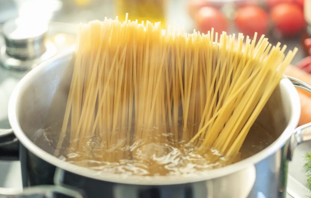Já experimentou cozinhar macarrão com café? Um simples espaguete se transforma num prato digno de restaurante.
