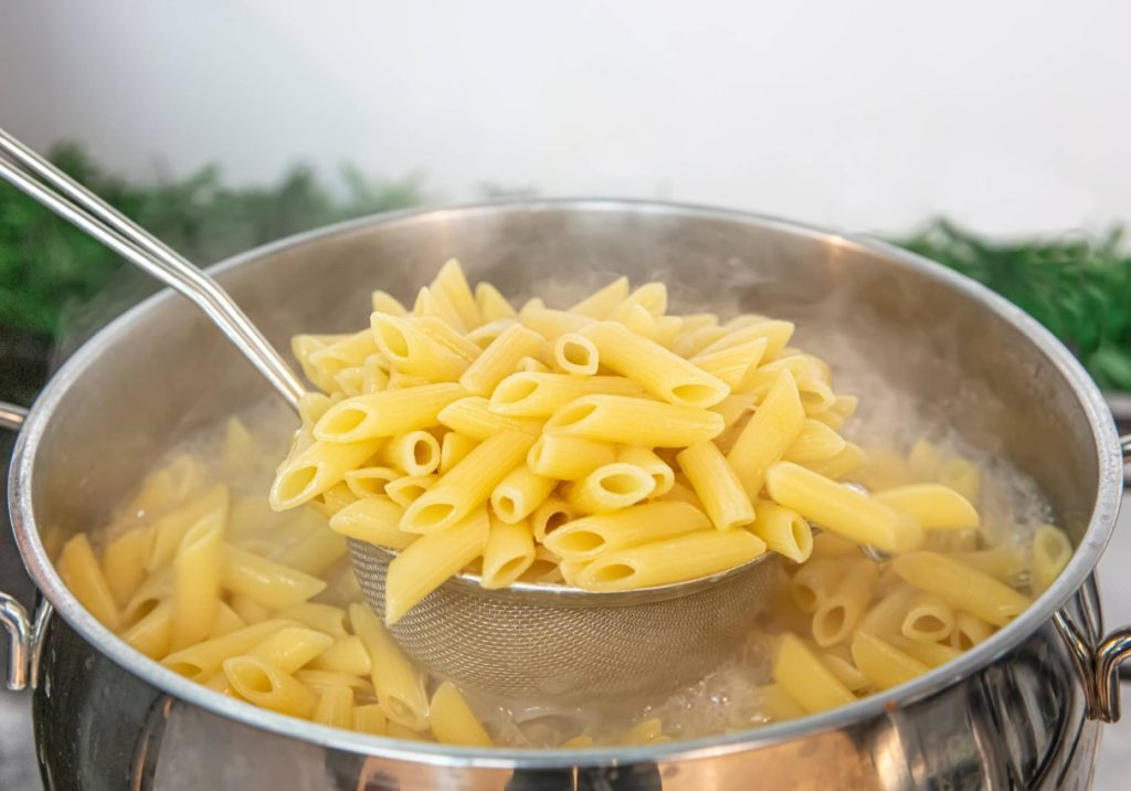 Já experimentou cozinhar macarrão com café? Um simples espaguete se transforma num prato digno de restaurante.