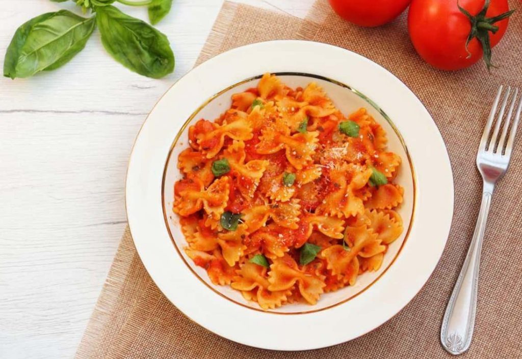 Água a ferver num copo: como cozinhar a massa perfeita sem panela