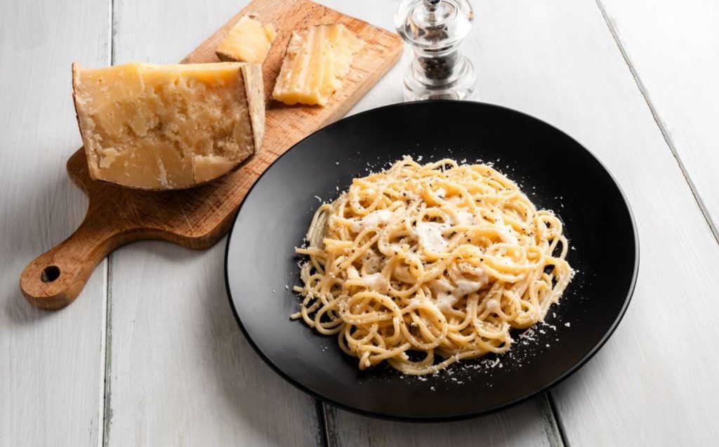 Água a ferver num copo: como cozinhar a massa perfeita sem panela
