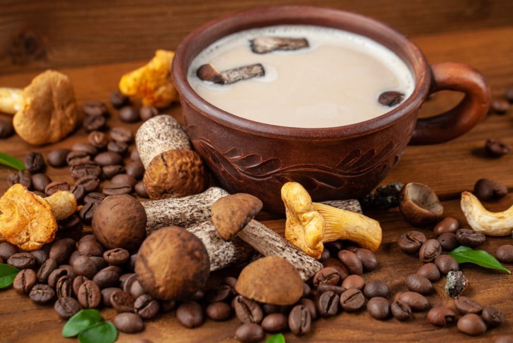 Os benefícios do café com cogumelos: a estranha moda que faz bem (mesmo)