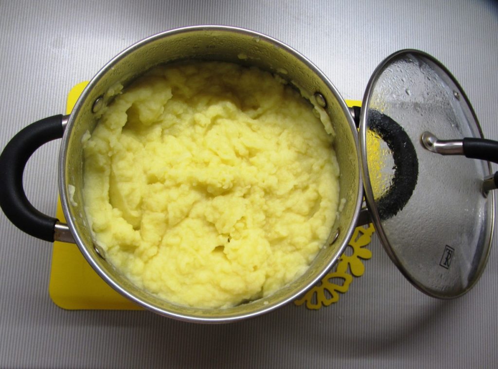 O que adicionar à panela com batatas, se não há tempo para esperar que cozinhem: um truque para os impacientes