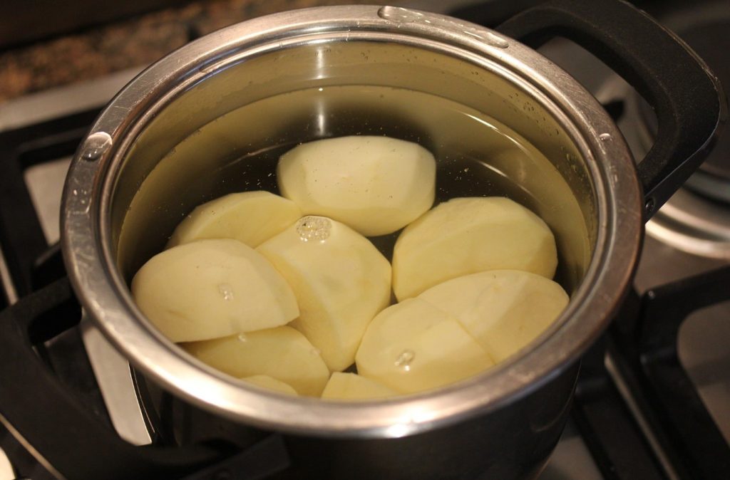 O que adicionar à panela com batatas, se não há tempo para esperar que cozinhem: um truque para os impacientes
