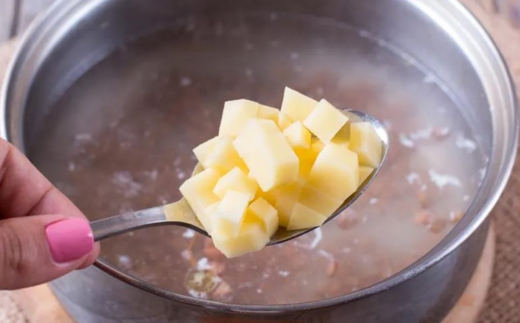 Como corrigir um prato salgado demais: o ingrediente salvador já está na sua cozinha — nem precisa ir à loja