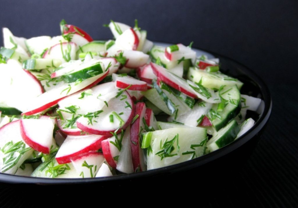 Salada primaveril para uma barriga lisa. Depois dela, sentir-se-á leve