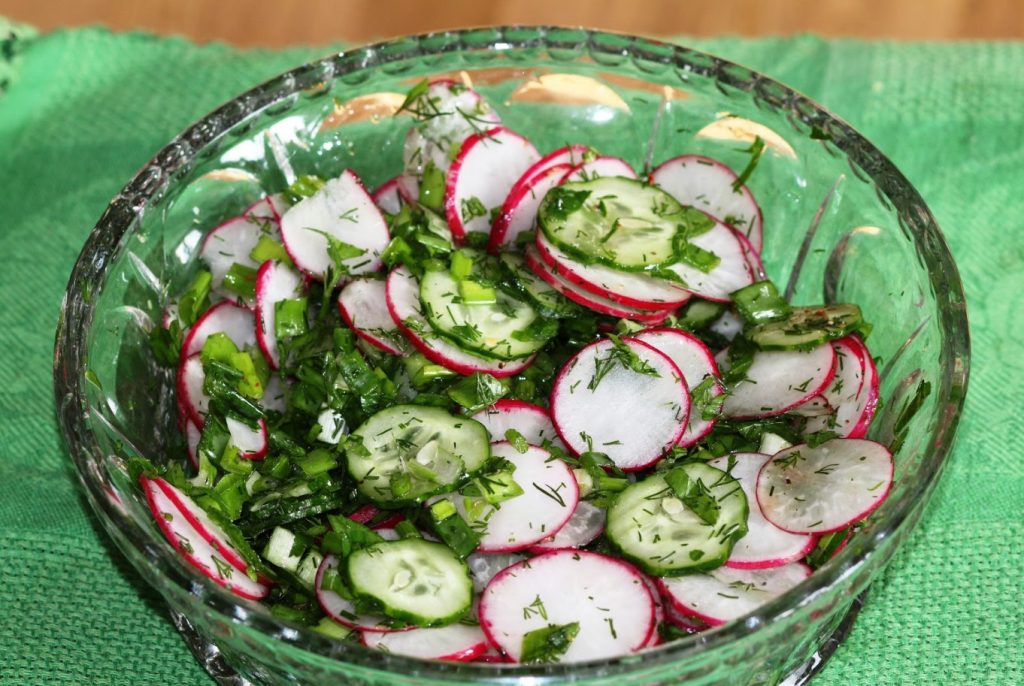 Salada primaveril para uma barriga lisa. Depois dela, sentir-se-á leve