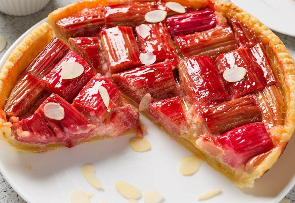 Uma tarte primaveril tão bonita quanto deliciosa: tarte de ruibarbo e creme de amêndoa